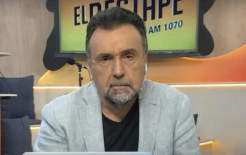 Atacaron violentamente a Roberto Navarro en la calle y preocupa su salud