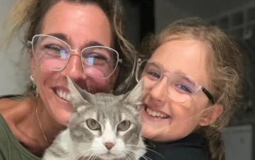 El ritual de despedida de Dani La Chepi y su hija Isabella para su gato Toyo