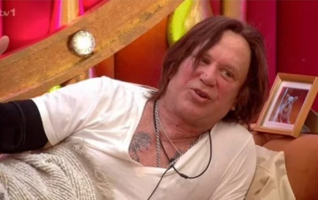 Mickey Rourke fue expulsado de Gran Hermano Famosos por comentarios homofóbicos: qué dijo