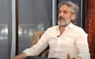 El súper chisme de la nueva y joven novia de Leo Sbaraglia: “Ella se lo levantó a él en…”