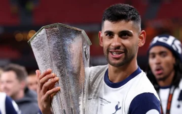 La emoción del Cuti Romero al salir campeón de Europa con el Tottenham tras 41 años: “Una familia”