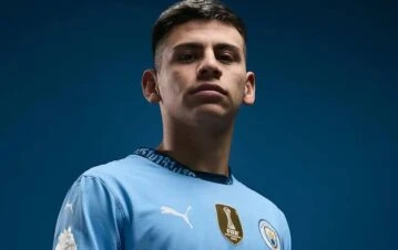 Quién es la novia del Diablito Echeverri: la primera foto juntos en Manchester