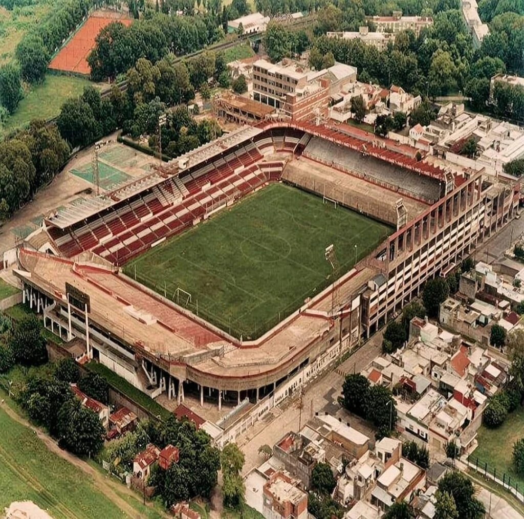 LA LEGENDARIA DOBLE VISERA DONDE EL ROJO SE CONSAGRO COMO EL REY DE COPAS.