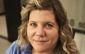 Dominique Metzger se hartó de estar siempre seria y clásica y se animó a un jugadísimo cambio de look