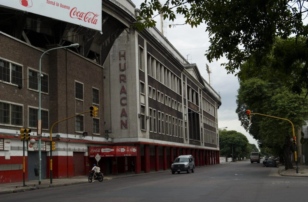 LA FACHADA SOBRE LA AVENIDA ALCORTA, PROPIA DE UN PALACIO MAS QUE DE UNA SIMPLE CANCHA DE FUTBOL.