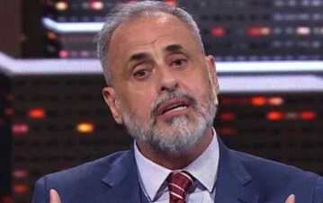 Jorge Rial hizo las paces con una enemiga y se besó en público: la foto y el video