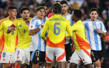 Quién es el futbolista que se colocó diamantes en los dientes y pagó una fortuna en dólares