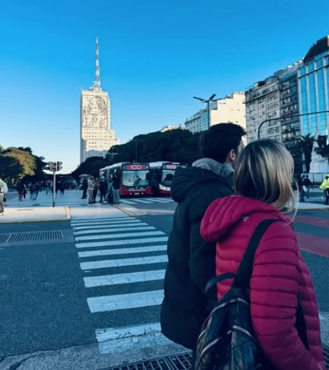 LA SENADORA FERNANDEZ SAGSTI Y EL PERIODISTA CRISTIAN CIMINNELLI CON SU AMOR BENDECIDO, DE LEJOS, POR EVA PERON. ALGUNOS QUIEREN TIRAR ESE EDIFICIO, Y ELLOS QUIEREN LEVANTAR SU GRITO DE AMOR.