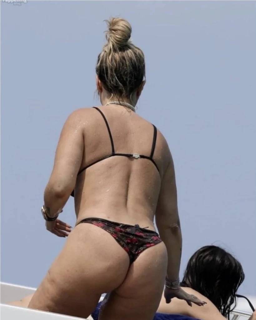 La foto que le sacaron a Wanda Nara en un barco en Ibiza y se hizo viral:  “Destrozada” - Revista Paparazzi