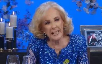 La picante pregunta de Mirtha Legrand a un famoso cantante: “¿Te quedás desnudito?”