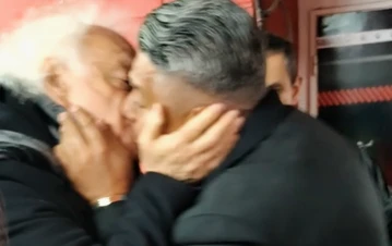 El video del impactante beso entre Guillermo Coppola y el Chiqui Tapia