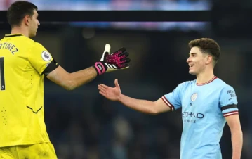 Qué dice el insólito mensaje que el Dibu Martínez le mandó a Julián Álvarez sobre su hijo