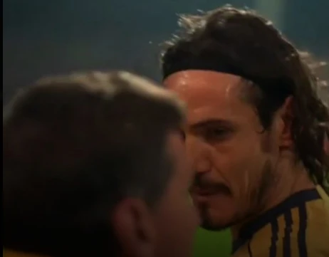 CAVANI MIRA CON FURIA A CLAUDIO UBEDA, EL AYUDANTE DE CAMPO DE RUSSO. NO LE GUSTO QUE LO SACARAN A LOS 19 DEL SEGUNDO TIEMPO.