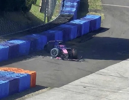 DESTRUIDO, ASI QUEDO EL AUTO DE COLAPINTO TRAS COLISIONAR CONTRA EL MURO DE PROTECCION