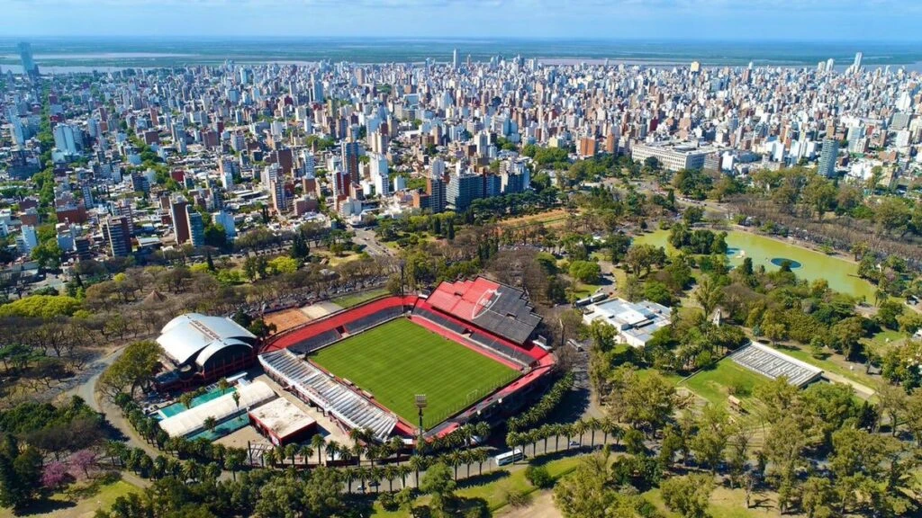EL COLOSO MARCELO BIELSA, EN MEDIO DEL PARQUE INDEPENDENCIA, EL PULMON VERDE MAS GRANDE DE ROSARIO