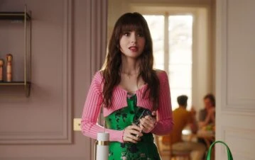 Tragedia en Hollywood: murió un hombre mientras grababan Emily en París, la serie de Lily Collins