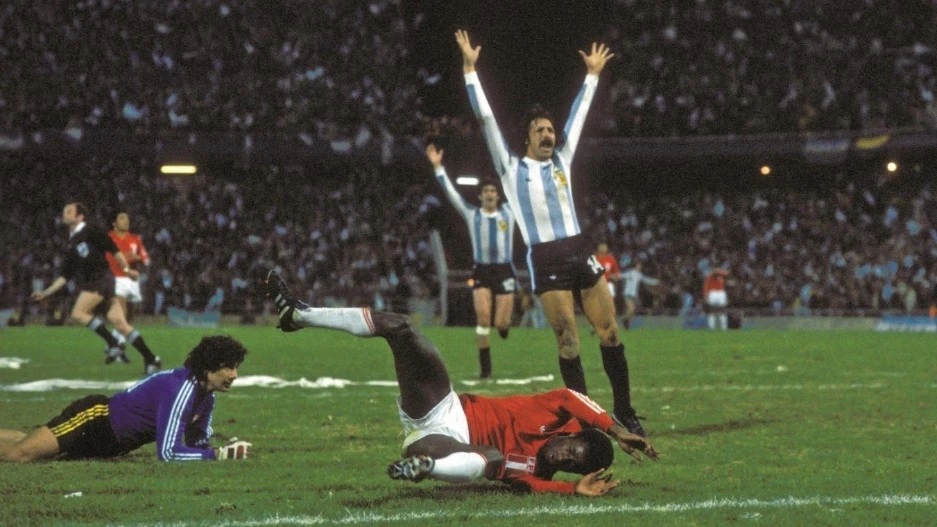 CON LAS TRIBUNAS ABARROTADAS, ARGENTINA GOLEO 6-0 A PERU Y CONSIGUIO ALLI UNA POLEMICA CLASIFICACION A LA FINAL CONTRA HOLANDA, A LA QUE VENCERIA 3-1 PARA CONSAGRARSE POR PRIMERA VEZ EN LA HISTORIA.