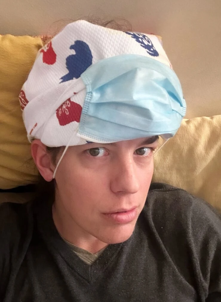 PARA BAJAR LA INFLAMACION QUE LE QUEDO EN LA FRENTE, LAMBERTINI SOSTUVO HIELO CON UN BARBIJO.