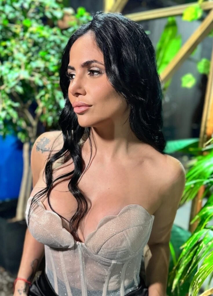 LA FOTO CON LA QUE ROMINA UHRIG PROMOCIONA LA VENTA DE CONTENIDO.