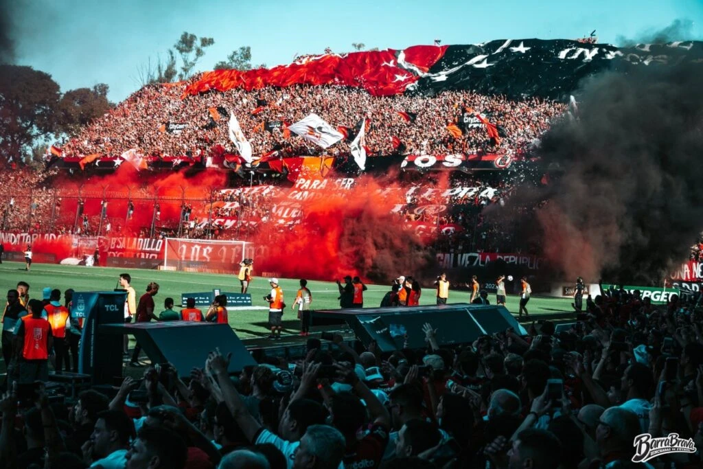 UNA POSTAL REPETIDA: LAS TRIBUNAS DE NEWELLS ABARROTADAS DE HINCHAS.