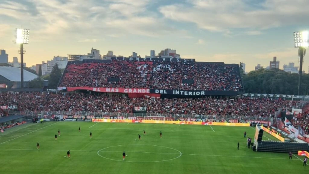 EL DIA QUE INAUGURARON LA TRIBUNA, YA CON GENTE.