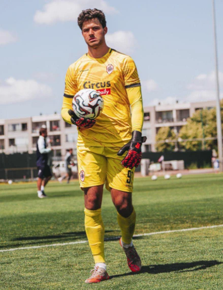 AUNQUE NO TENGA MUCHA PINTA DE FUTBOLISTA, MANCHESTER UNITED DECIDIO CONTRATAR AL BELGA SENNE LAMMENS EN VEZ DE LLEVAR A DIBU MARTINEZ.