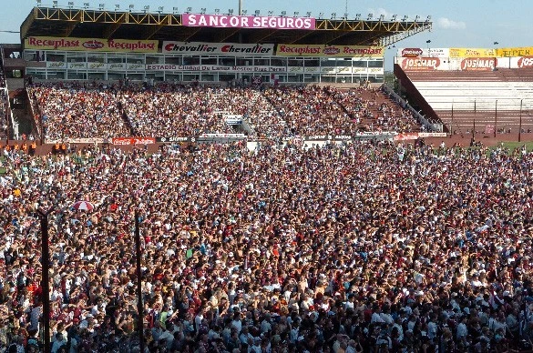 EN 2007, LA GENTE SE JUNTO EN LA CANCHA PARA FESTEJAR EL PRIMER TITULO EN PRIMERA.