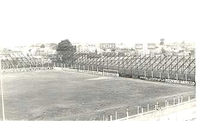 ASI ERAN LAS TRIBUNAS DE MADERA DE LA CANCHA DE LANUS. EL CAMBIO ES IMPRESIONANTE.