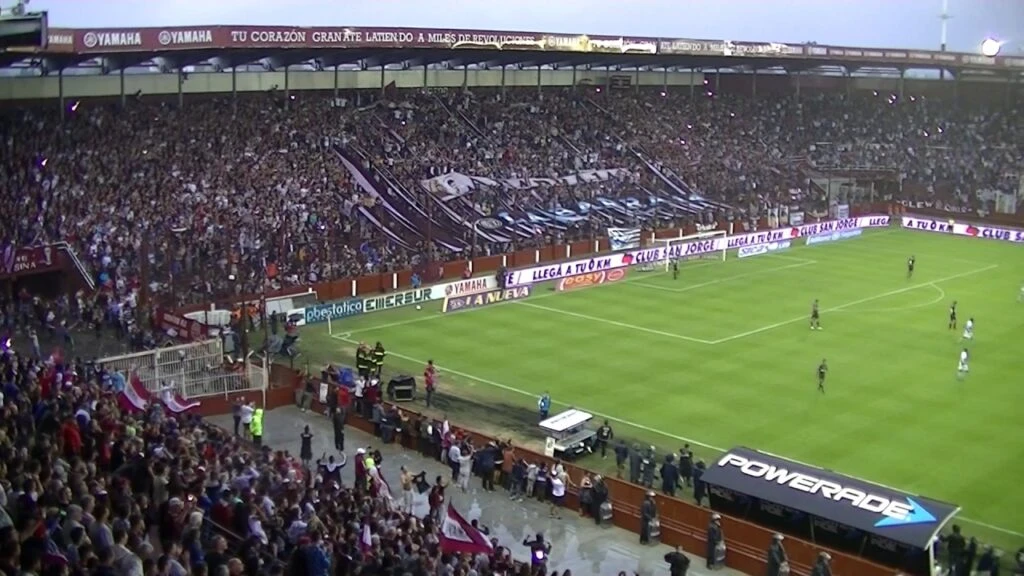LA TRIBUNA LOCAL DE "LA FORTALEZA" LLENA DE HINCHAS DEL GRANA. A LOS MAS RUIDOSOS SE LOS CONOCE COMO "LA BARRA 14".