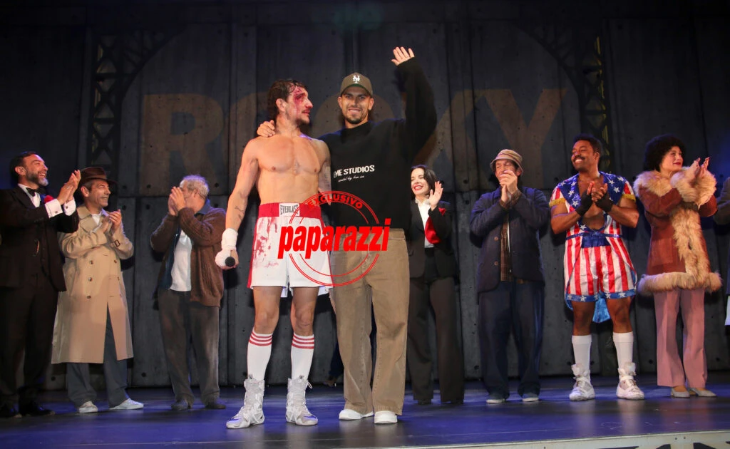 "ENSANGRENTADO" Y TODO, NICO INVITO A PAREDES A SUBIR AL ESCENARIO. LA PLATEA SE VINO ABAJO.