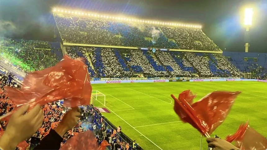 EN UNA DE LAS PLATEAS SE HACEN LOS MOSAICOS CON LOS QUE SE RECIBE AL EQUIPO