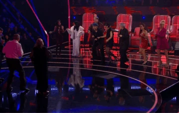 La abuela de una participante sacó a bailar a los famosos jurados de La Voz Argentina