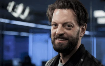 Una mujer escrachó al Rifle Varela por un polémico gesto en el colectivo