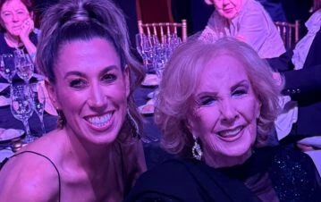 La polémica y sensual foto que Luciana Elbusto subió con Mirtha Legrand e inmediatamente borró