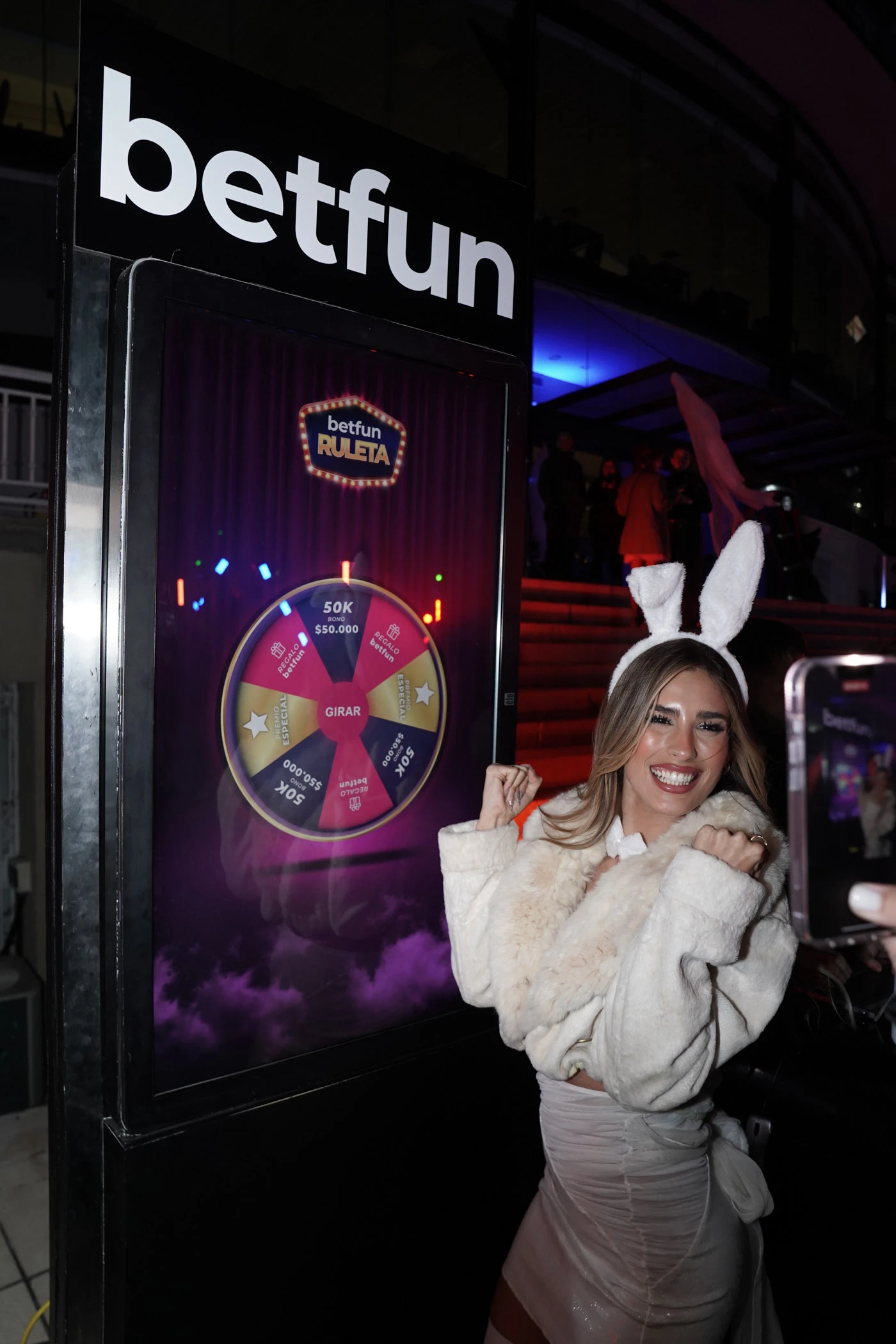 Juli Poggio pasó poo la ruleta de betfun en la Paparazzi Halloween Fest.