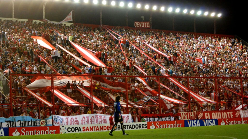 LA HINCHADA DEL BICHO COPANDO LA TRIBUNA QUE DA A LA CALLE BOYACA.