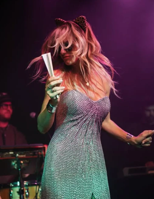 FABBIANI SE BAILO TODO DURANTE EL 15 DE SU HIJA.