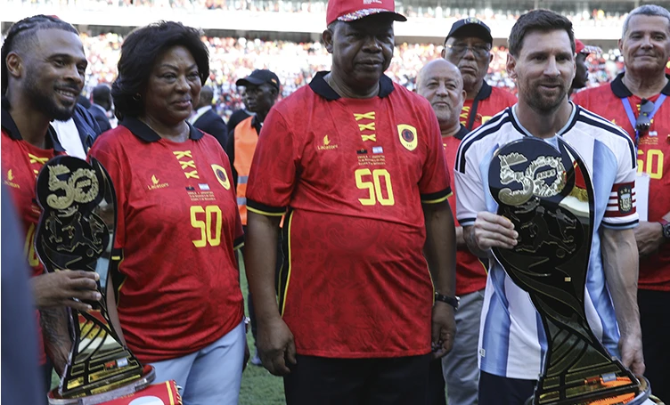Messi con el trofeo xxl