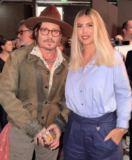 WANDA NARA SE SACO ESTA FOTO CON JOHNNY DEEP Y LA QUE ENFURECIO FUE VERO LOZANO, QUE LO ENTREVISTO PERO SINTIO QUE QUEDO EN SEGUNDO PLANO.
