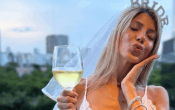 Rodeada de amigas y puro descontrol, Cande Ruggeri tuvo su despedida de soltera: las fotos