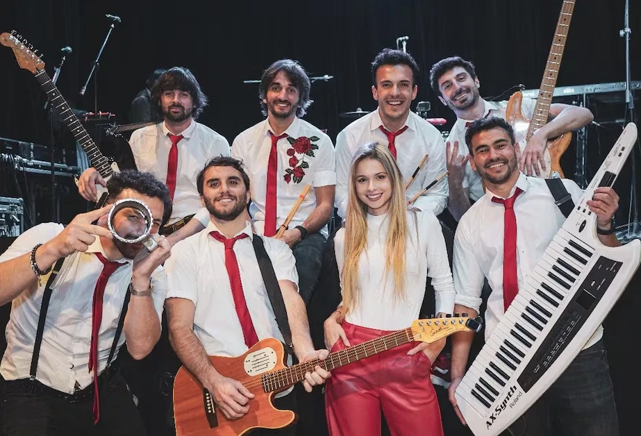 ALDANA, CANTANTE DE AGAPORNIS, ES MUSICA PARA LOS OIDOS DE FAUSTO VERA.