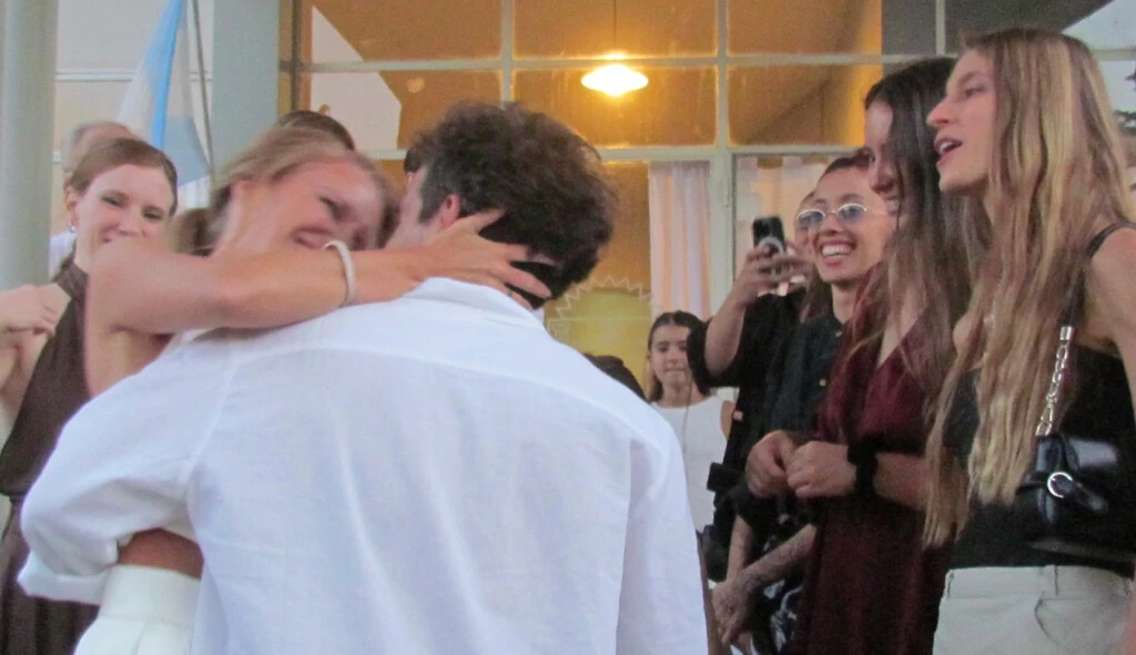 PUEDE BESAR A LA NOVIA: UNO DE LOS MOMENTOS MAS EMOTIVOS DE LA CEREMONIA