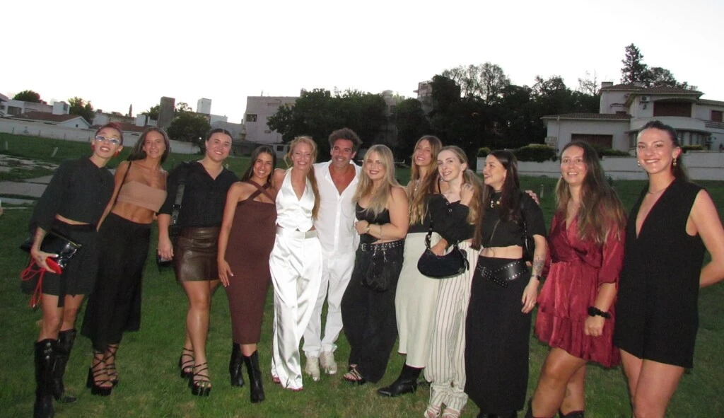 OBVIO: DONDE ESTA CABRE NO PUEDEN FALTAR LAS MUJERES. ¡UNA MAS LINDA QUE LA OTRA!