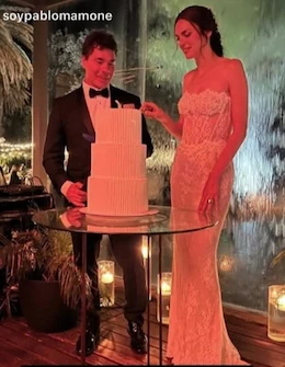 LAMBOGLIA, EL "EX" DE LA CHINA, Y MAGDA LAGUINGE CORTANDO LA TORTA. ¡VIVAN LOS NOVIOS!