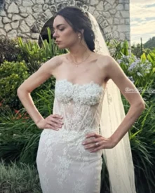 LA NOVIA, MAGDA LAGUINGUE, ESPLENDIDA Y DESLUMBRANTE EN UN VESTIDO SENCILLO PERO A LA VEZ EXTRAORDINARIO. MUY BIEN 10 FELICITADO PARA ELLA.