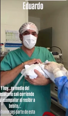 EDUARDO FORT, EL PAPA DE ISIDRO, POSA CON SU HIJO.