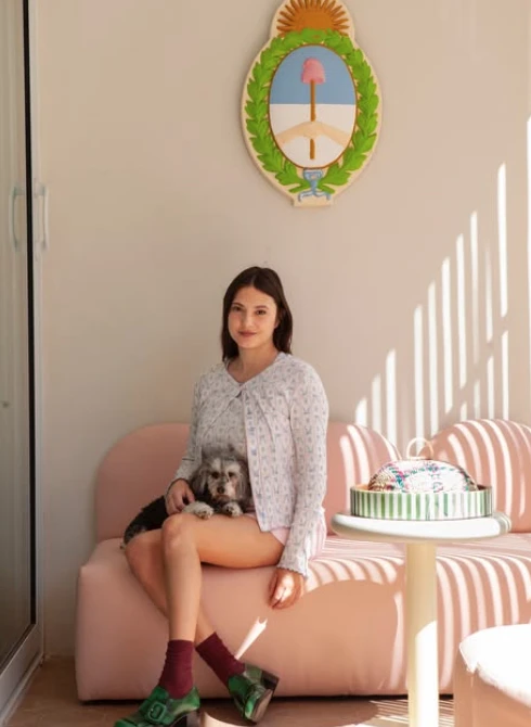 MIENTRAS ALGUNOS ATACARON A CARLA, OTROS LA DEFENDIERON Y FUERON, PUEDE DECIRSE, SU ESCUDO PROTECTOR.