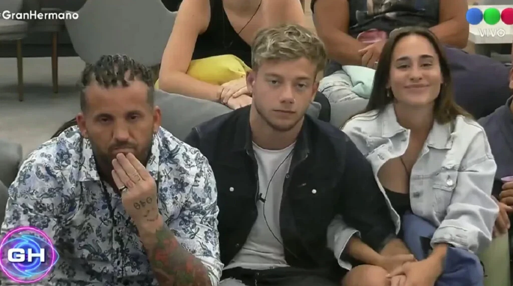 MARTINA STEWART EN LA CASA DE GRAN HERMANO, LA NOCHE QUE SE FUE COMO SEGUNDA ELIMINADA LUEGO DE TOMAS HOLDER, AGARRADA DE LA MANO DE JUAN REVERDITO (SE IRIA POCO DESPUES) Y DE NACHO CASTAÑARES, QUIEN FUE SUBCAMPEON DE MARCOS GINOCCHIO.