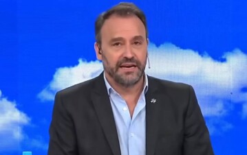 Adrián Pallares reveló en Intrusos el romance sorpresa del verano: “A los besos”