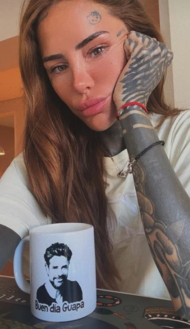 CANDE TINELLI CON SU TAZA DE LUCIANO CASTRO (INSTAGRAM)